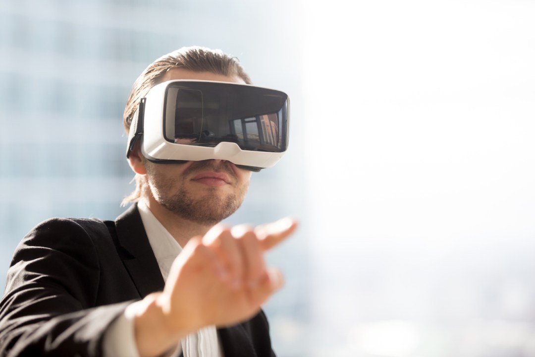 Un homme porte un casque de réalité virtuelle. Cette photo est l'image principale de l'article de blog rédigé par l'entreprise Eventdrive