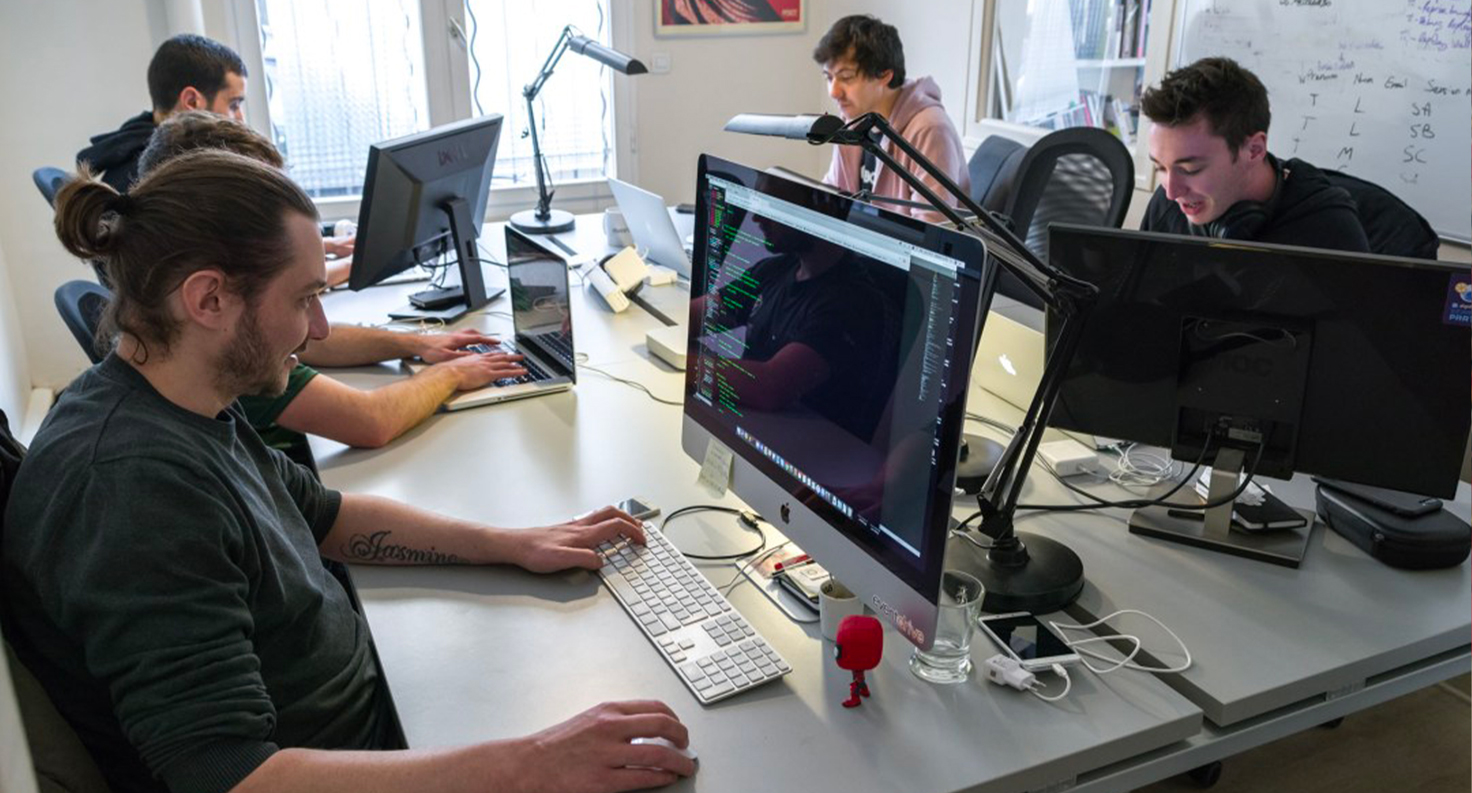 Sur cette photo, nous voyons 5 collaborateurs de chez Eventdrive en train de travailler devant leur ordinateur.