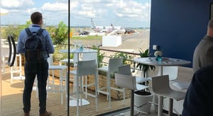 Espace événementiel en terrasse avec vue sur piste d'aéroport lors d’un salon professionnel aéronautique - Article de blog Eventdrive
