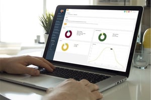 Un homme regarde le reporting d'un événement sur son ordinateur portable. - Article de blog Eventdrive