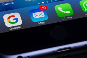 L'écran d'un smartphone affiche l'application de messagerie, avec une notification visible indiquant un nouveau message dans la boîte de réception. - Article de blog Eventdrive
