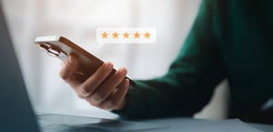 Une femme regarde son téléphone portable. - Article de blog Eventdrive