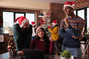 Un groupe de personne travaille. Ils portent des bonnets de Noël. - Article de blog Eventdrive