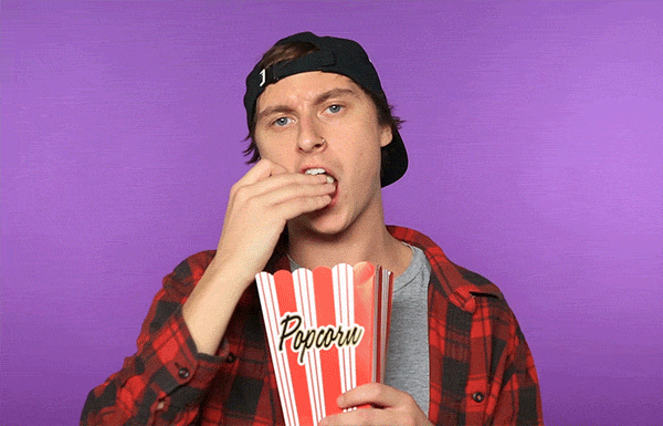 Une home mange du pop corn