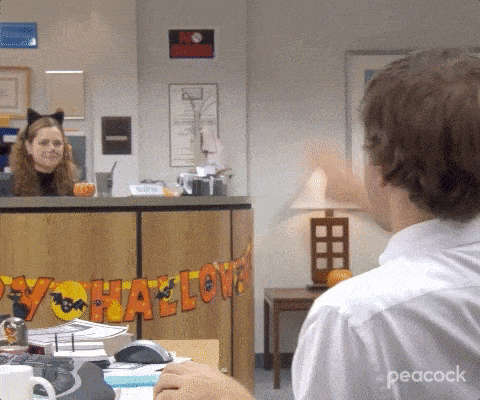 Deux collègues font un high five