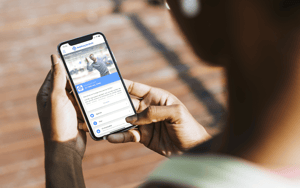 Une personne tient un smartphone, affichant une page d'événement avec des informations telles que l'agenda et les détails de l'événement. - Article de blog Eventdrive