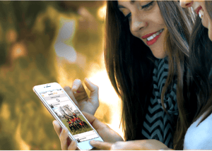 Une femme regarde son application événementielle. - Article de blog Eventdrive