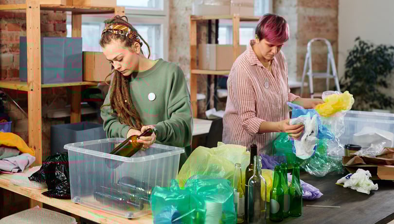 Deux femmes trient des déchets