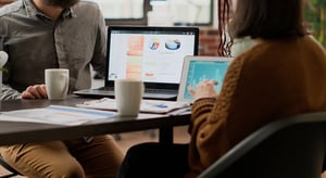 Une équipe analyse des données événementielles sur un tableau de bord, avec intégration entre plateforme événementielle et outils de reporting. - Article Eventdrive