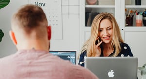 Une femme au téléphone organise son planning événementiel - Article de blog Eventdrive
