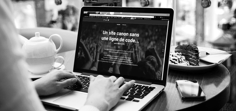Image Eventdrive : cette image met en scène une femme devant un ordinateur dans lequel se trouve un site événementiel.