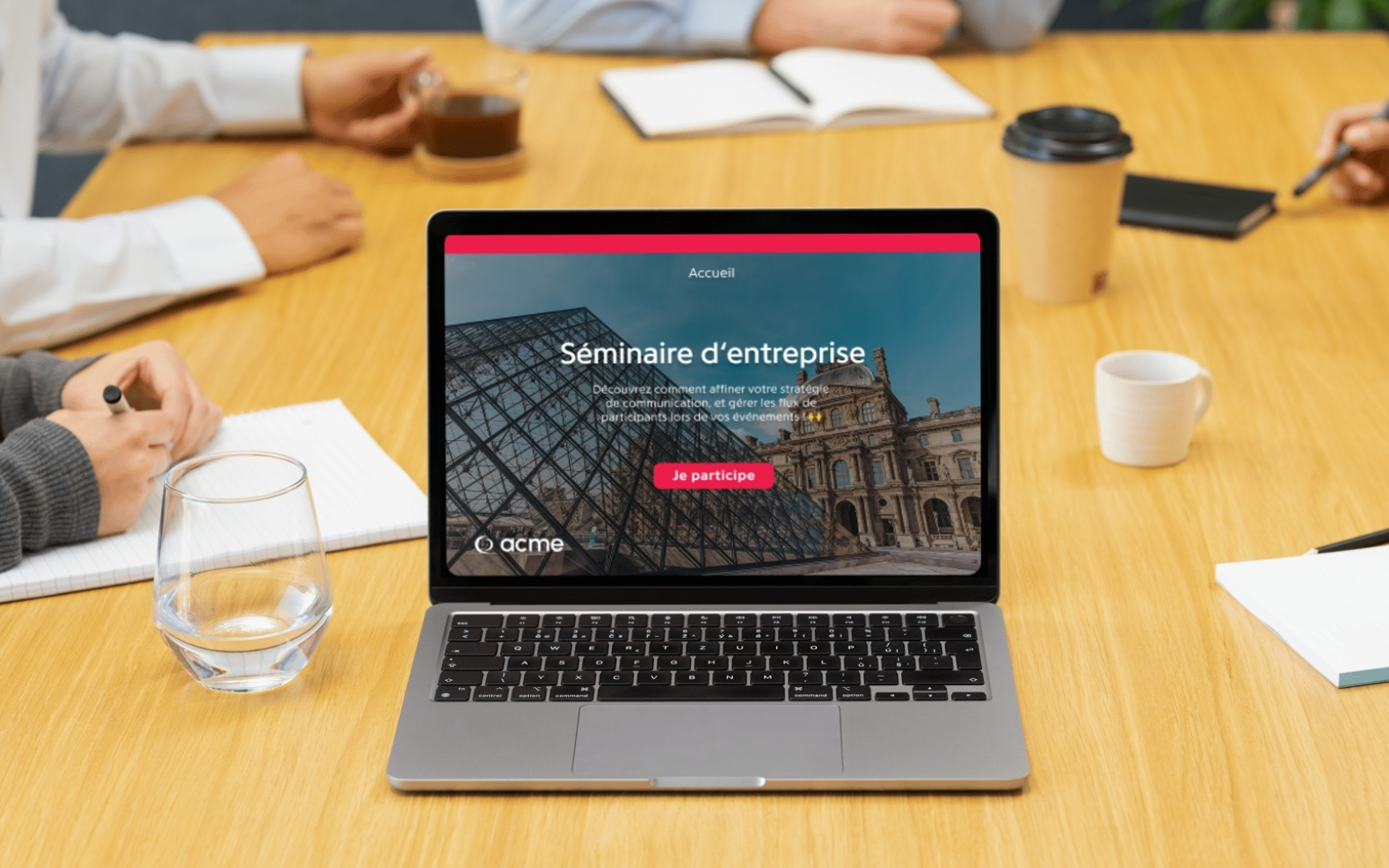Interface d’inscription à un séminaire d’entreprise affichée sur un ordinateur portable lors d’une réunion d’équipe.