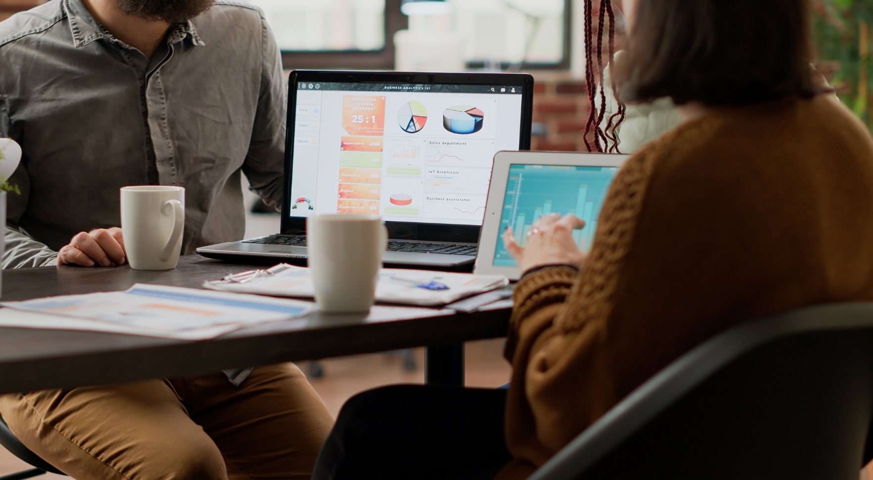 Une équipe analyse des données événementielles sur un tableau de bord, avec intégration entre plateforme événementielle et outils de reporting. - Article Eventdrive