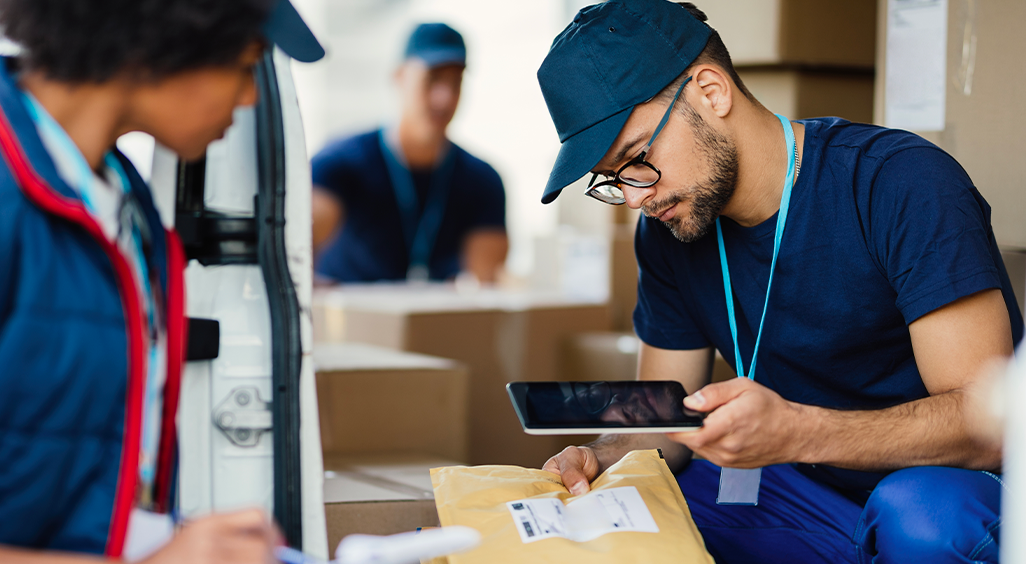 Employés scannant des colis à l’aide d’une tablette. - Article de blog Eventdrive