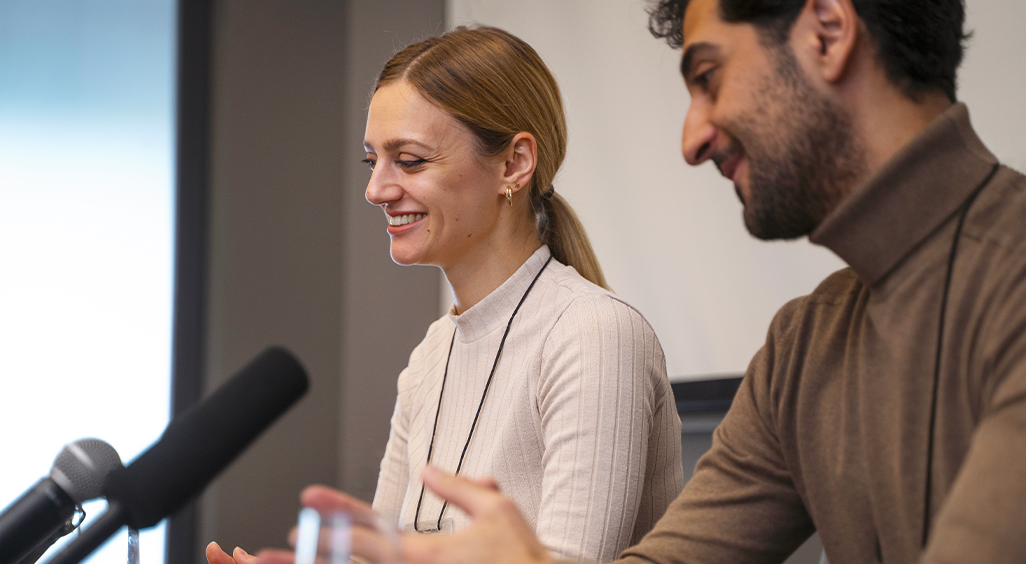 Deux participants souriants échangent lors d’un séminaire. Ce qui illustre un moment de prise de parole et de collaboration. Photo principale de l'article de blog Eventdrive