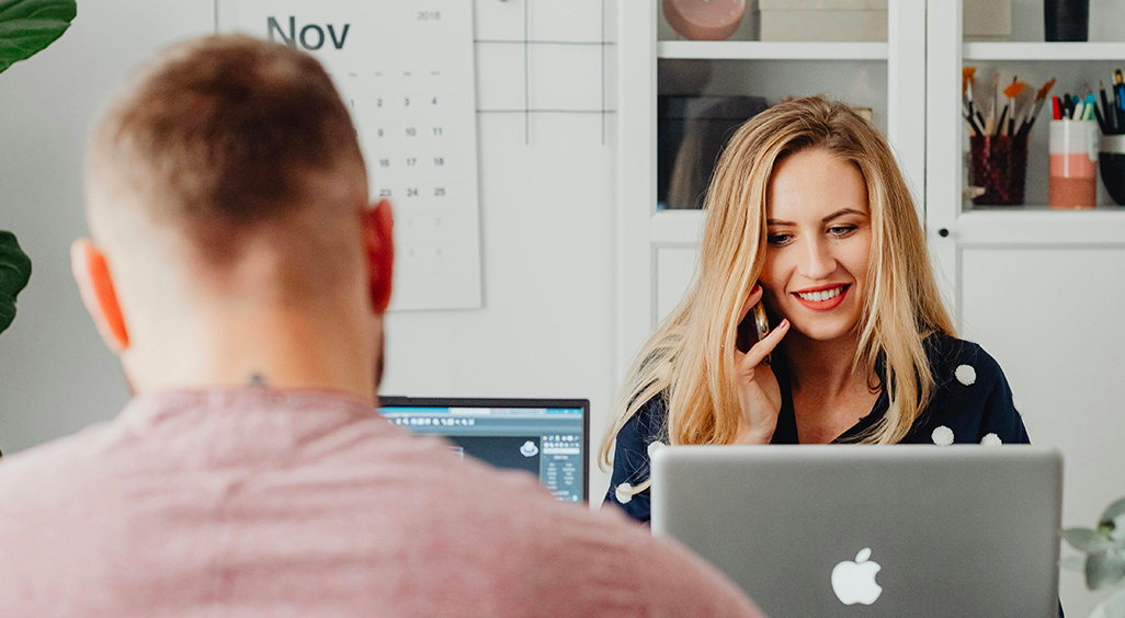 Une femme au téléphone organise son planning événementiel - Article de blog Eventdrive