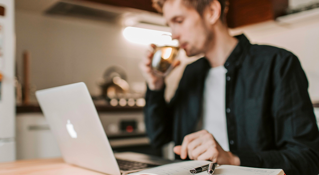 Un homme réfléchit devant son ordinateur. - Article de blog Eventdrive