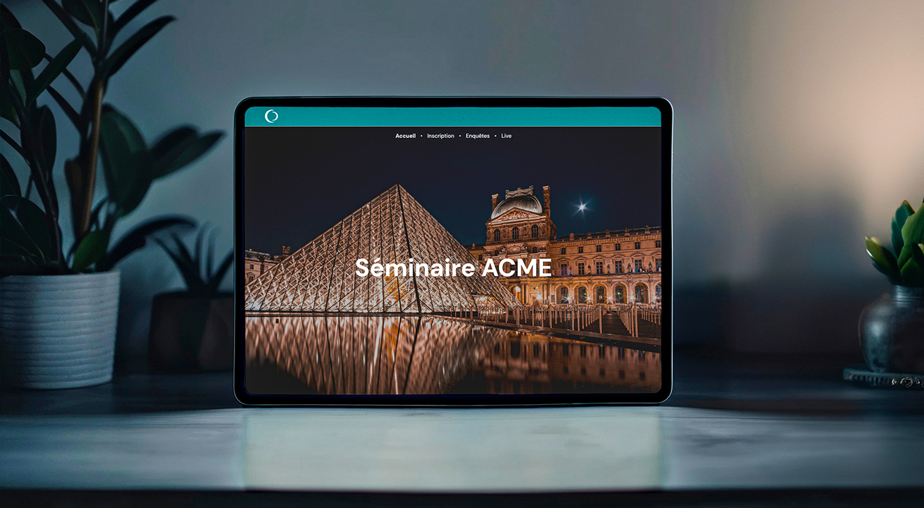 Écran de tablette affichant un site web événementiel intitulée